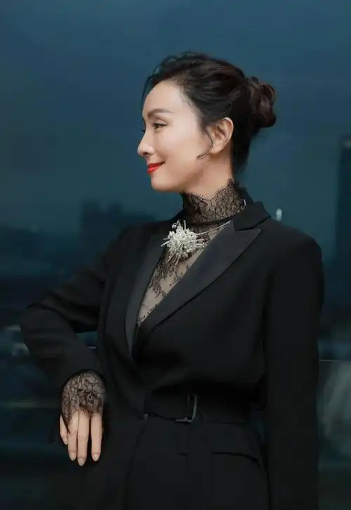 所以说女人还是成熟点好,陶虹穿西装配"透肉"蕾丝,不扮嫩反而显高级