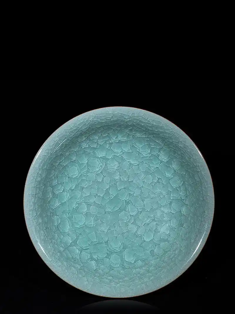 今日分享  冰裂高足盘龙泉青瓷 冰裂纹又称开片原,是一种古老的汉族