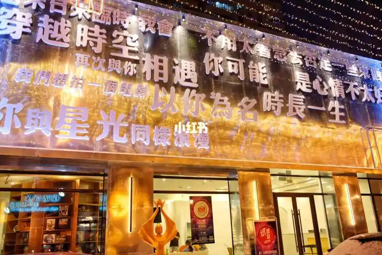 大神沉浸体验馆,当车开到那一条马路时,就可以看到巨大的牌匾,店里的