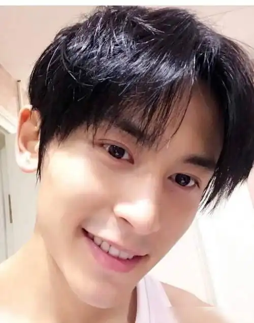 张哲瀚商务直播:休息间隙发呆玩手,白裤子暴露真实腿围