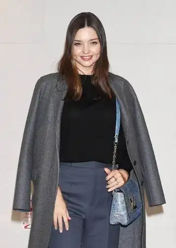 米兰达·可儿这一件灰色大衣的穿搭十分独特,没有结合好好穿大业哪