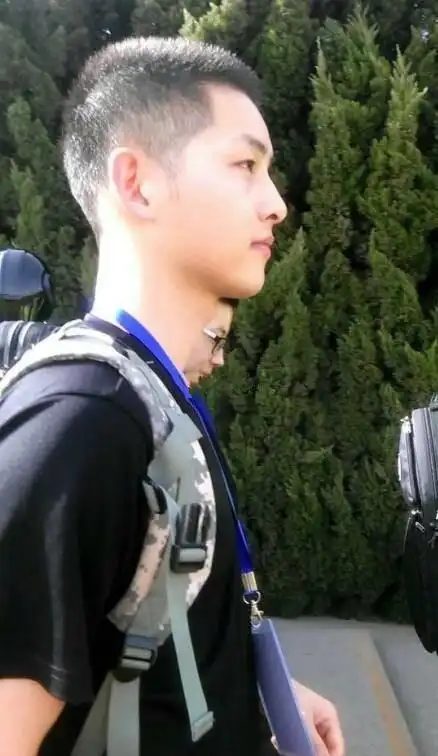 不止易烊千玺,原来这么多男明星都剪过寸头,最帅竟然是