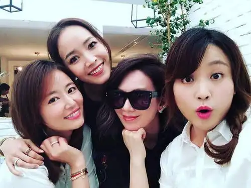 林心如贾静雯罕见同框,两人相拥超亲密,更称对方为好姐妹