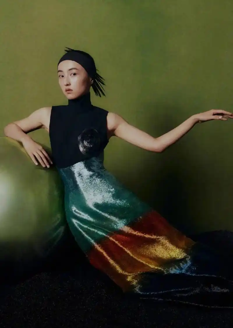 有一说一,张子枫这造型真是一言难尽啊,明明很清纯的一个姑娘,真不