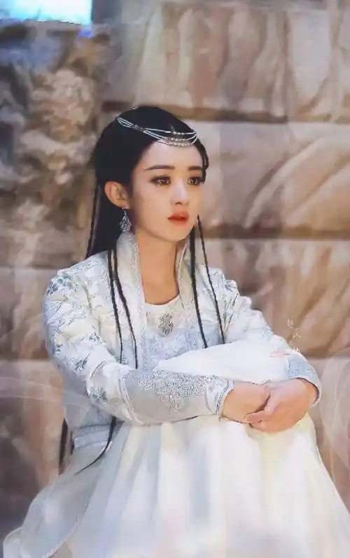 6位女星穿白衣古装,赵丽颖仙气,热巴呆萌,而她美出新高度@_一身_造型