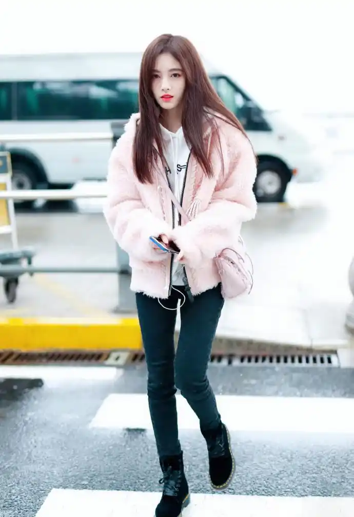 鞠婧祎甜美机场街拍照图片