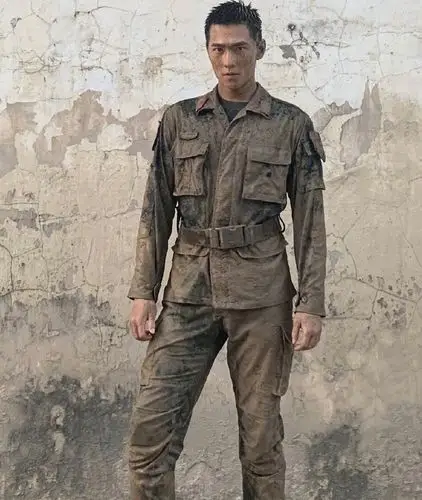 18岁王源和27岁杨洋,同样搭配寸头造型,一个硬汉一个少年!