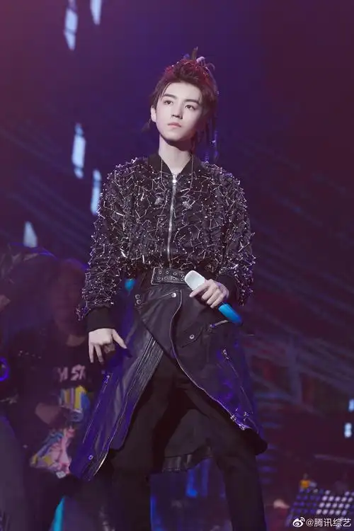 在自己的首场个人演唱会上,王俊凯挑战星空脏辫造型