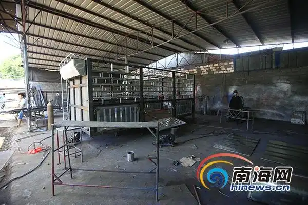 正在加工的货车车厢.南海网见习记者 刘洋 摄