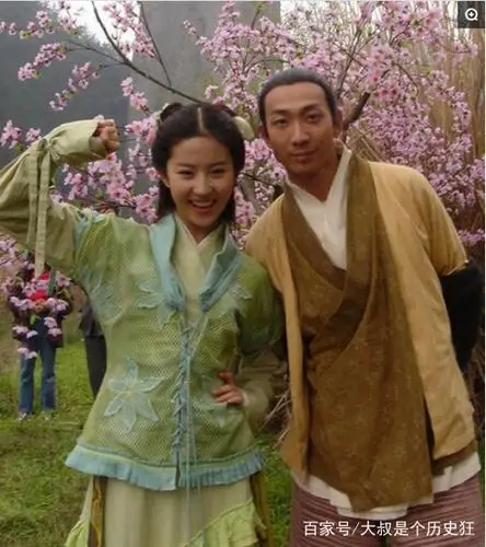《仙剑奇侠传》幕后照,胡歌刘亦菲亲密合影,最后一张令人怀念!