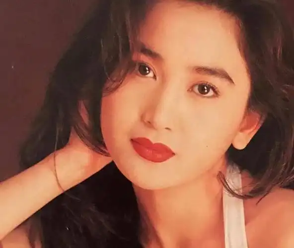 而且年轻时的温碧霞发型也很多变,虽然大多数时候都是以长发亮相,但是