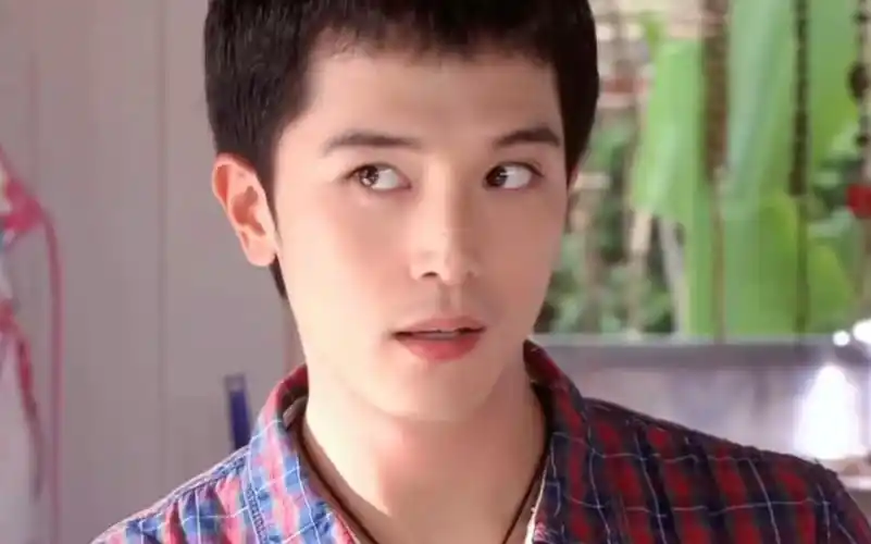 邱泽爱情睡醒了板寸美人尖剑眉桃花眼长睫毛甚至可以看见痘印无美颜无