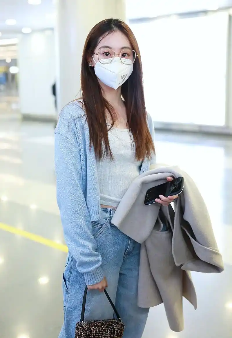 祝绪丹街拍:雾霾蓝针织开衫水洗牛仔裤 alexander wang亮钻包清新简约