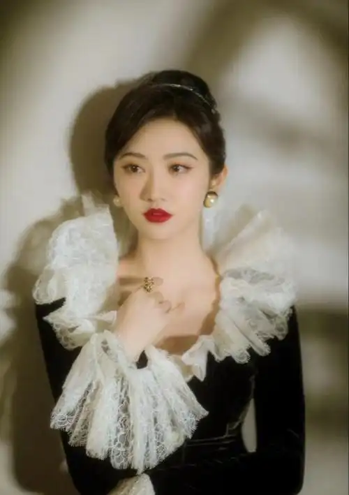 景甜终于换发型掀起刘海扎盘发高级大气真空穿西装快认不出来