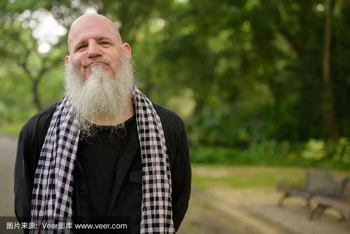 自然公园里成熟的光头大胡子男人