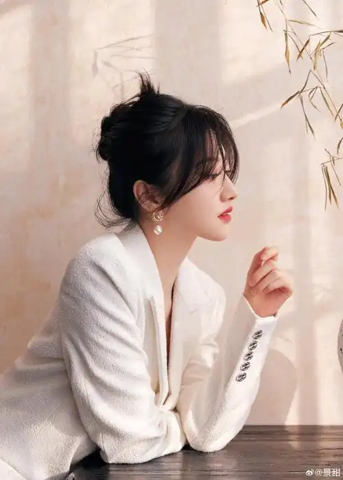 景甜穿白色西装干练优雅妆容精致红唇迷人