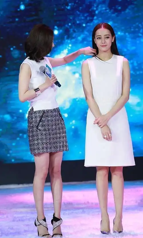 迪丽热巴和杨幂同框,穿白裙看着好青涩,有点婴儿肥还挺可爱的