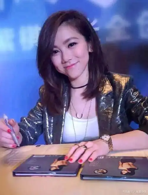 邓紫棋,原名邓诗颖,1991年8月16日生于上海,4岁移居香港,是中国香港