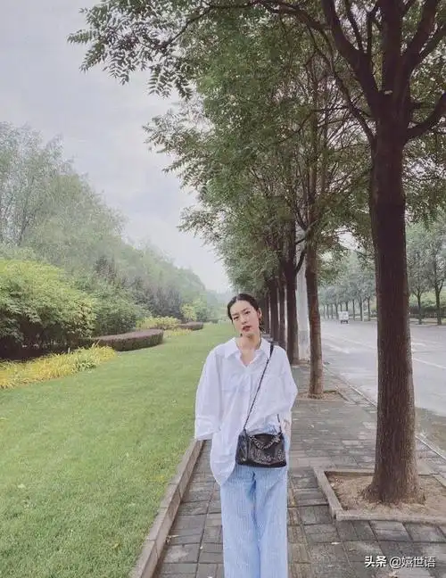 国民大表姐刘雯清爽夏日穿搭简简单单就很美