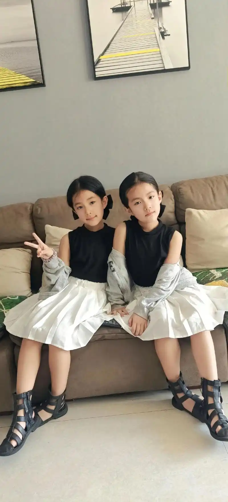 双胞胎姐妹.俩妞妞的粉丝们好久不见呀,最近妈咪有点懒散,很久