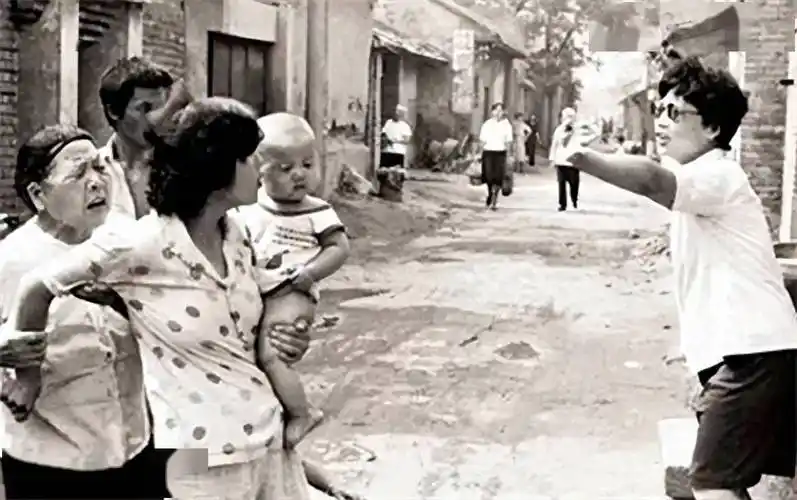 因为那会儿国家实行计划生育,燕志云已经生了一个男孩,再生一个孩子