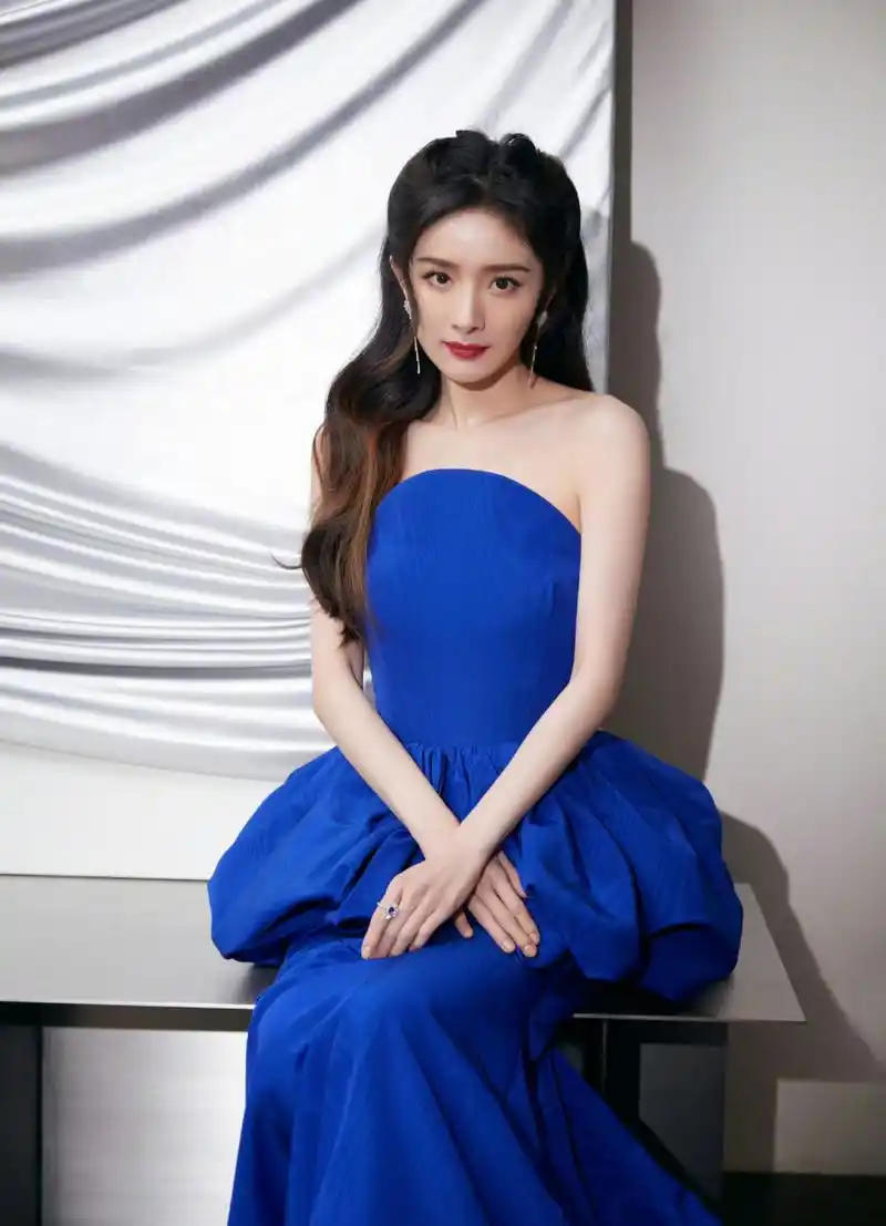 杨幂～蓝色礼服也很配啊[大笑]