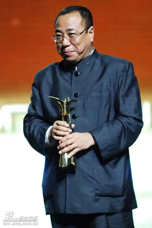 图文云水谣导演尹力手握奖杯开心不已