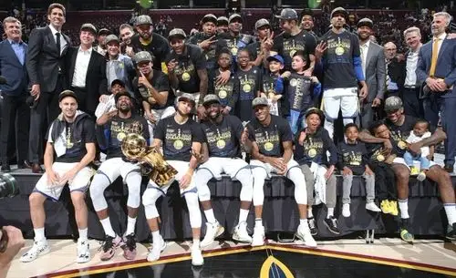 勇士领取冠军奖杯照全家福