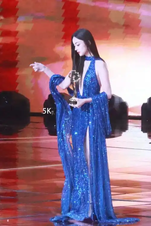 古力娜扎微博之夜深蓝大v领高叉礼服惊艳全场