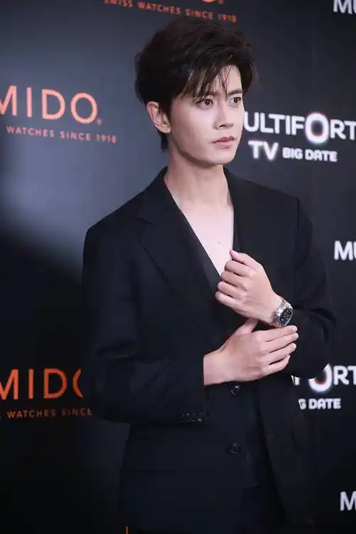 任嘉伦黑色深v西装配腕表时尚帅气 透露正在剧组专注拍戏_计划_方面