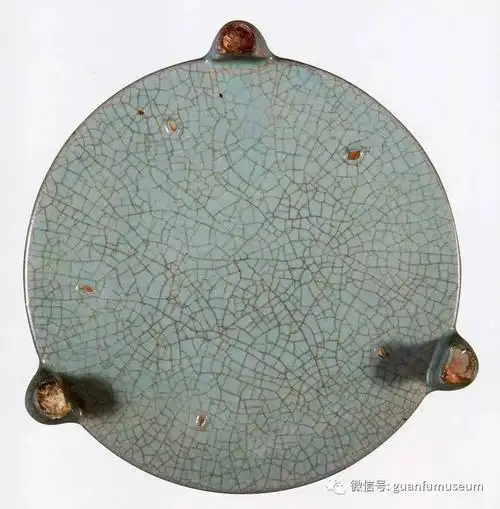 北宋 汝窑天青釉弦纹三足樽(底部)