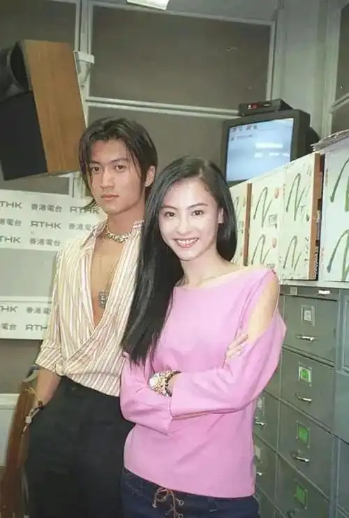 谢霆锋年少成名与王菲被称作金童玉女分手后如今怎样了