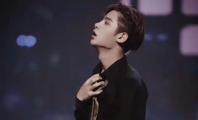 黄明昊虽然年纪不是很大,但是喉咙真的好突出啊,好好看