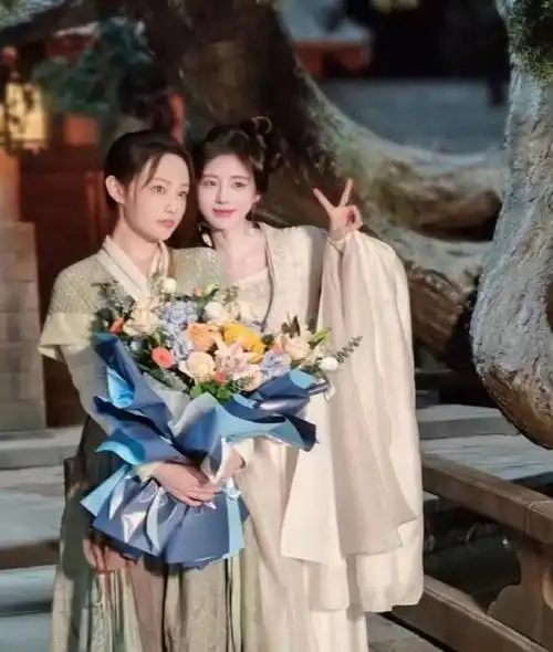 鞠婧祎带吴佳怡暴富