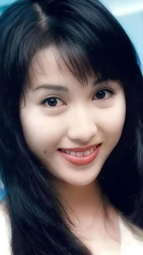 黎姿梨涡浅笑摇曳生姿年轻时的她美貌惊人