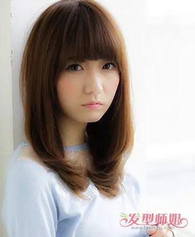 齐刘海齐肩内扣发型