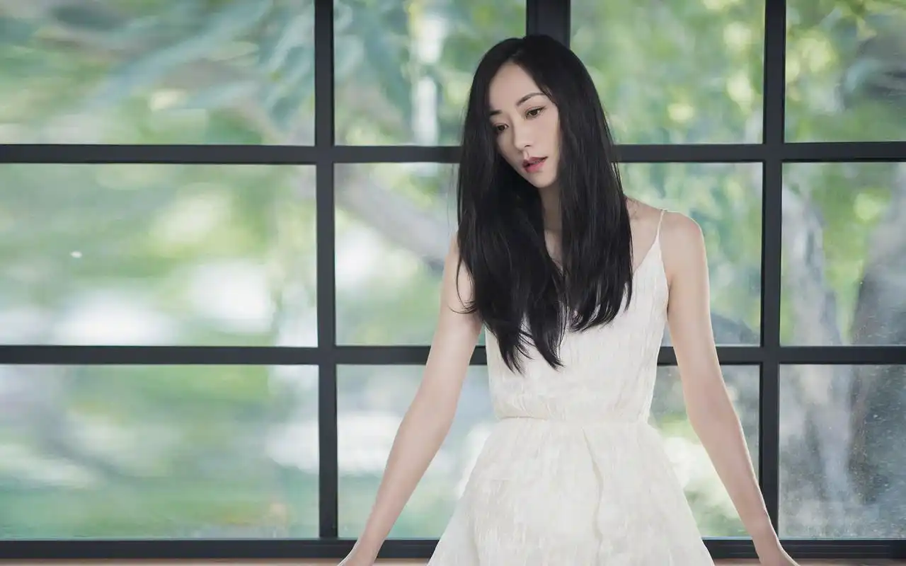 韩雪吊带白裙性感写真桌面壁纸