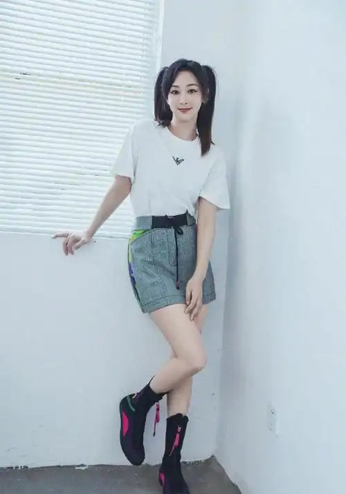 杨紫新照曝光双马尾灰短裙