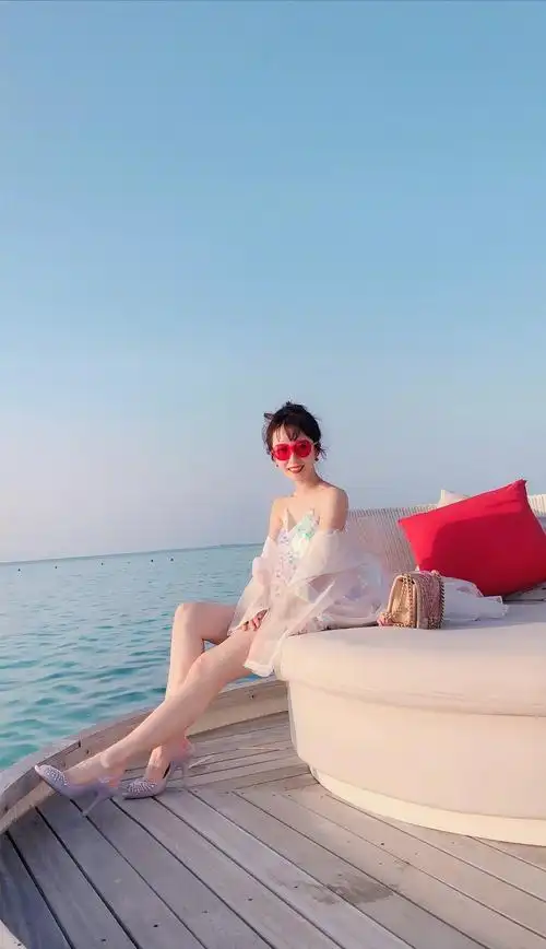 李念晒老公视角美照撞脸章子怡豪门阔太气质越发动人