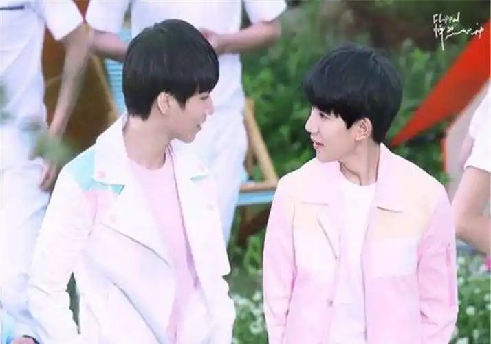 原创王俊凯王源同台出席活动一前一后走红毯粉丝表示激动不已