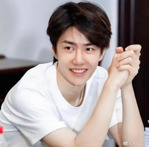 笑容,你笑的很灿烂,很好看,很治愈,喜欢你的一切@uniq-王一博#王一博