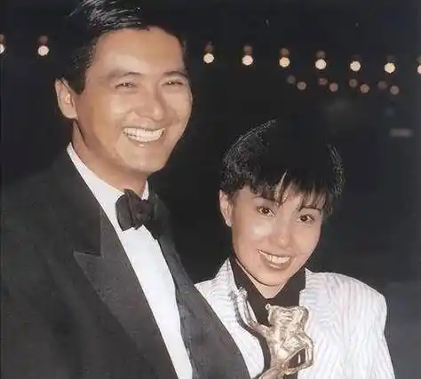 后来,周润发又爱上了女演员陈玉莲.两人在一起四年了,但什么也没发生.