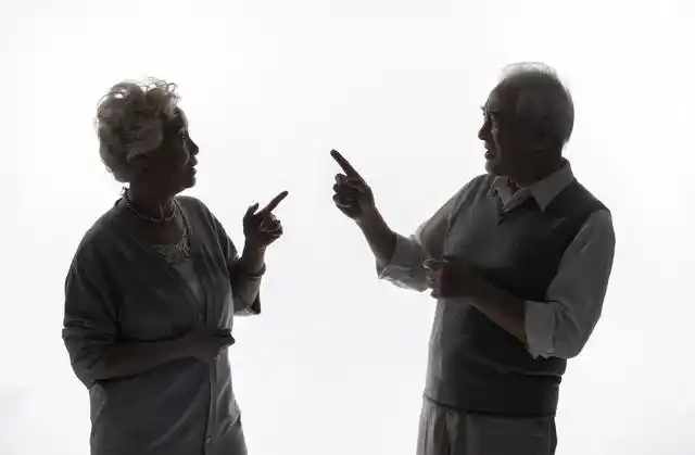 退休后,为什么夫妻容易拌嘴,吵架?3个原因,5点建议