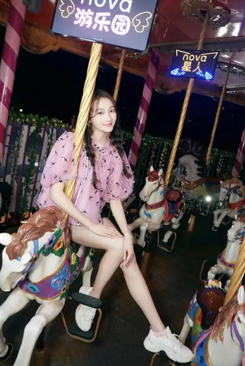 关晓彤首次尝试20厘米短裤,就穿出鱿鱼腿,难怪鹿晗离不开她_腾讯网