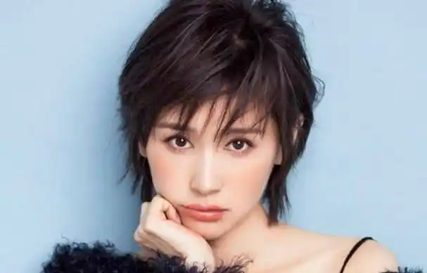 原创33岁王子文近况曝光与男子十指相扣举止亲昵扶腰上车画风超甜