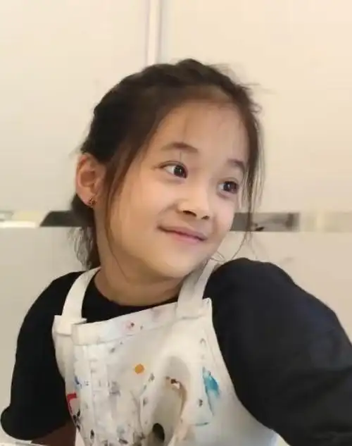 厉害了娱乐圈又一星二代开机站c位母女俩太像了