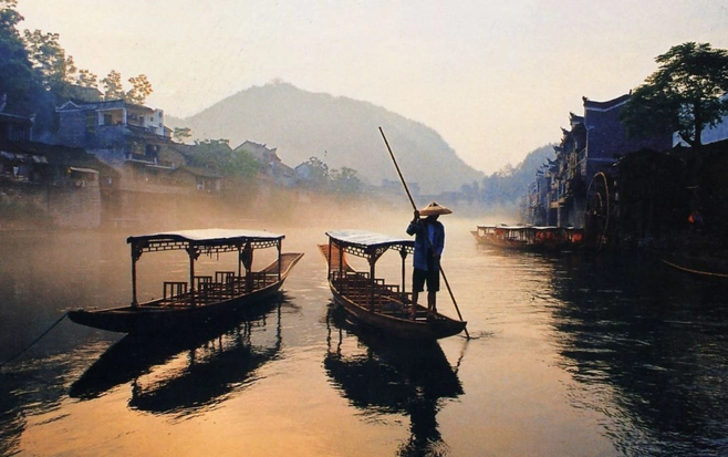 烟雨的江南,梦幻的水乡.水墨色的砖瓦,朦胧的古宅.