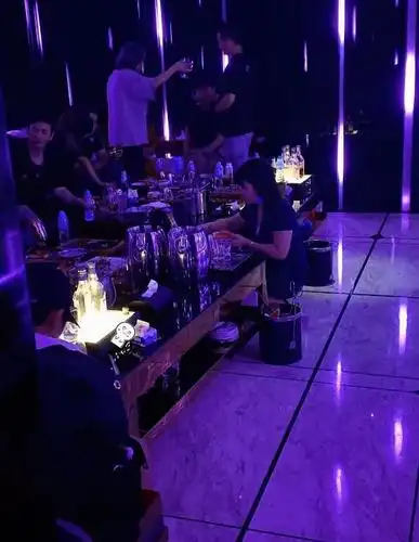 也有多张内容中提及了冯绍峰在某个酒吧夜场消费的内容,而曝出的