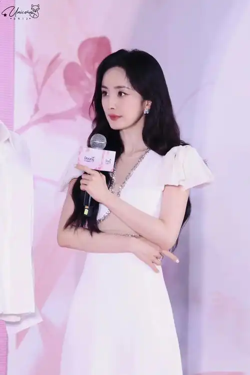 杨幂 #杨幂现身成都银泰城 这是我爱的大明星啊!第二次见了 - 抖