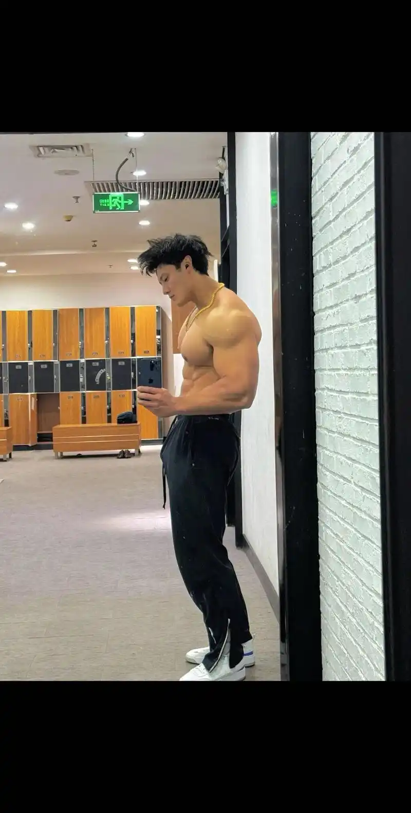 海的那边是帅帅的彭于晏.#双开门身材 #倒三角 #腹肌 #挺 - 抖音